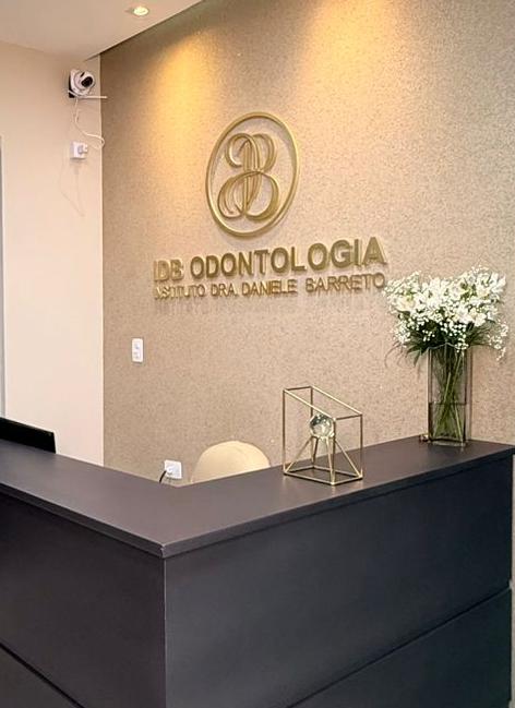Recepção da IDB Odontologia com logomarca dourada Instituto Dra. Daniele Barreto